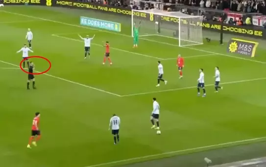 İki kere sarı kart gösterdiği oyuncuyu atmadı, sonrası daha bomba 