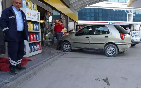 Kasiyerle tartışan askeri personel aracıyla istasyona daldı