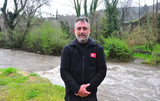 Dere yatağında ortaya çıkıyor, tasını kapan avuç avuç topluyor