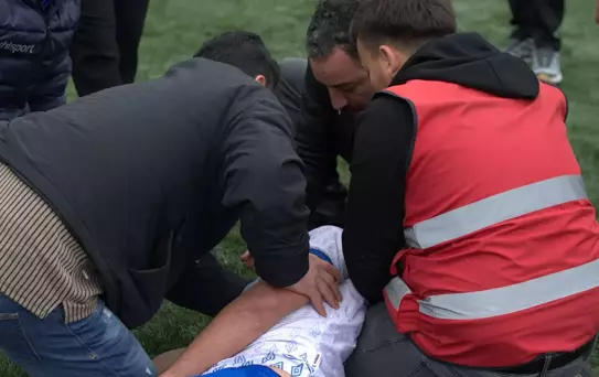 Dili boğazına kaçan takım arkadaşlarına üzülünce oyuna devam edemediler