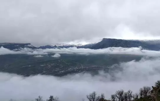 Derecik'te Sis ve Doğa Manzarası