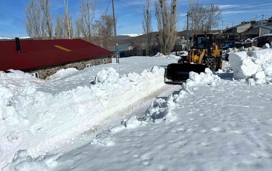 Erzurum'da karla mücadele devam ediyor