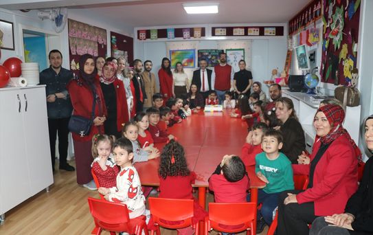 Amasya'da anaokulu öğrencileri özel öğrencilerle balon uçurup pasta kesti