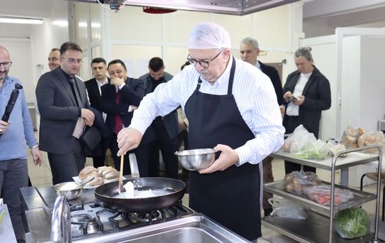 Rektörden Öğrencilere Mutfak Eğitimi