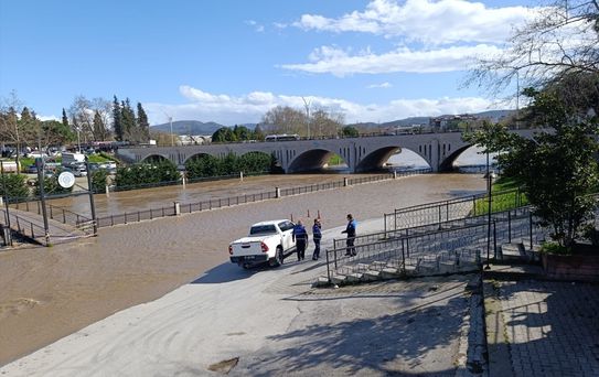 Biga'da Sağanak Yağış Su Baskınlarına Neden Oldu