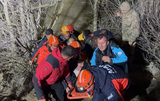 Erzurum'da Nehre Düşen Sürücü Kurtarıldı