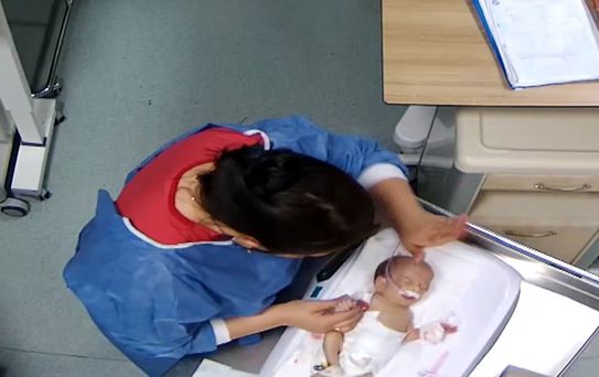 5 günlük bebeği tokatlayan hemşirenin savunması pes dedirtti