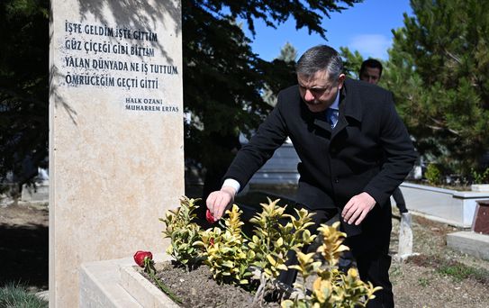 İçişleri Bakanı Çiftçi, Neşet Ertaş'ın kabrini ziyaret etti