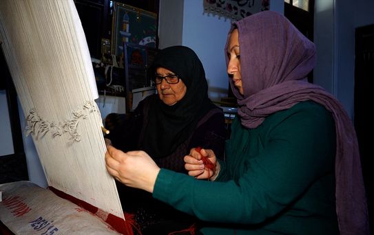 73 Yaşında Halı Dokumaya Devam Ediyor
