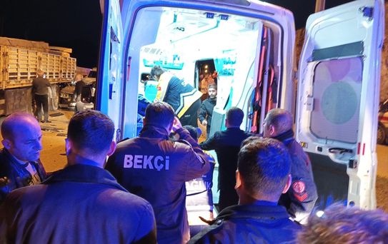 Mardin'de Tır'a Çarpan Otomobilde 5 Yaralı