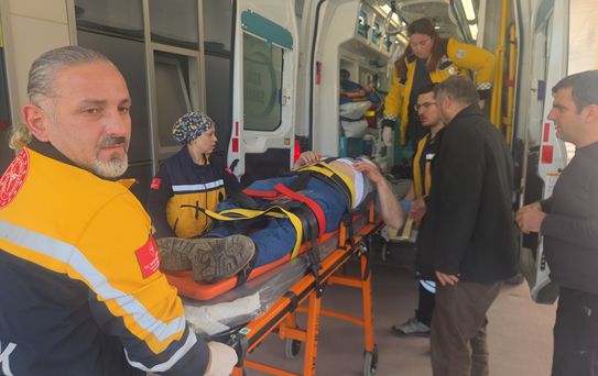 Tamir için çıktığı 3 katlı binanın çatısından düşüp ağır yaralandı