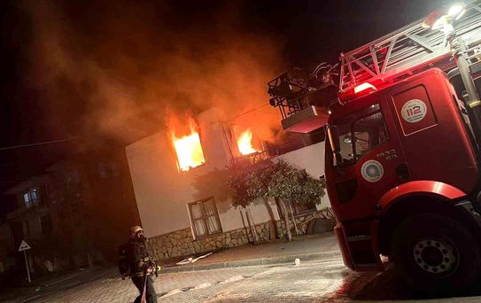 Yanan evde dumandan etkilenen iki çocuk hastaneye kaldırıldı