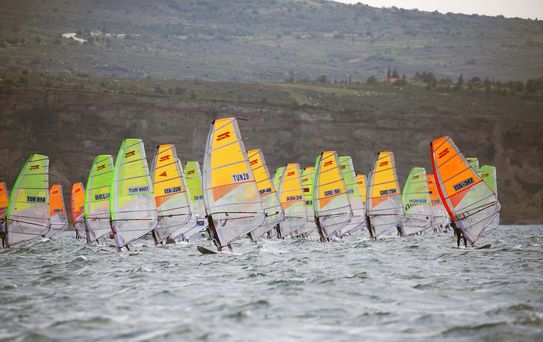 Foça'da Yelken Şampiyonası Başladı