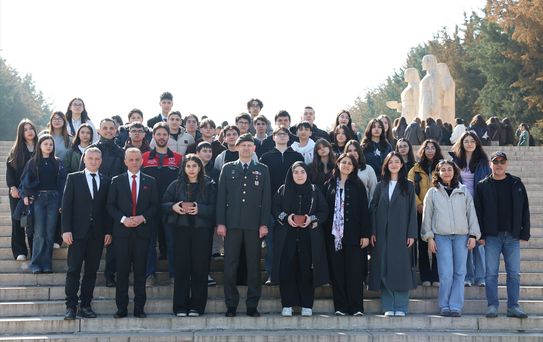 Yürüyen Köşk'ün simgesi çınardan klonlama yöntemiyle elde edilen fide, Anıtkabir'de toprakla buluştu
