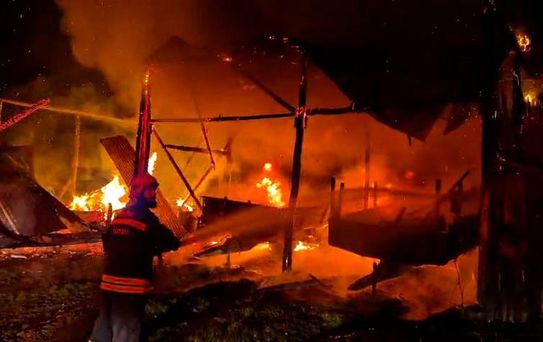 Bolu'da Yıldırım Samanlığı Yaktı