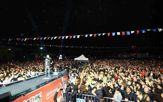 Adana'da yağmur altında Haluk Levent coşkusu