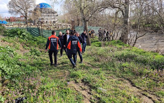 Dengesini Kaybedip Nehre Düşen Adam Kurtarıldı