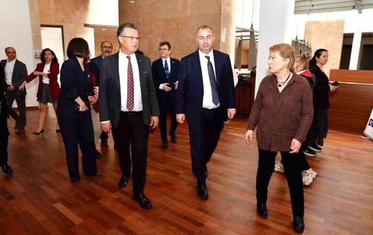 Hem ablasını hem umut sergisini yalnız bırakmadı