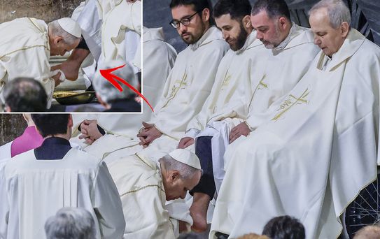 Papa Leo, 12 rahibin ayaklarını yıkadı, kuruladı ve öptü