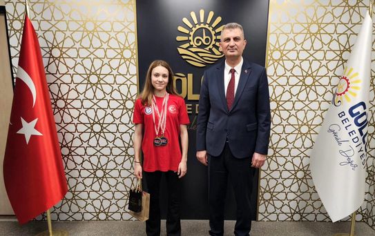 Şampiyon milli yüzücü Alara sevincini Başkan Sezer ile paylaştı