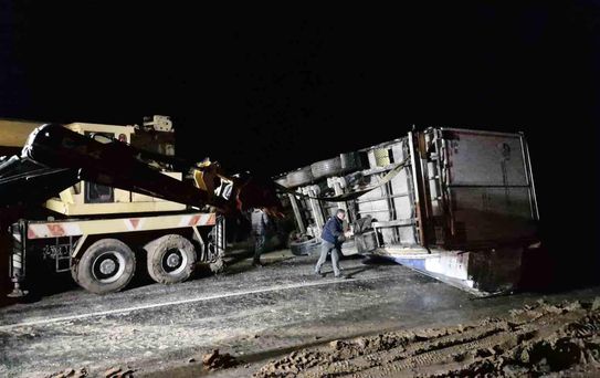 Kayan Tır Ulaşımı Kapatmıştı