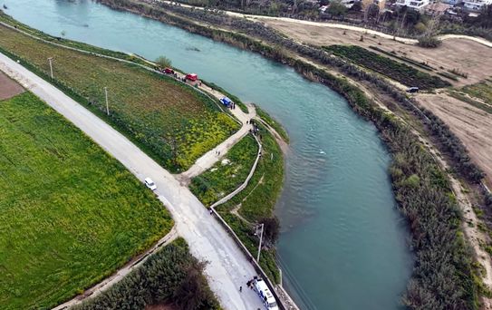 Baba, Oğlunun Arama Çalışmalarını İzliyor