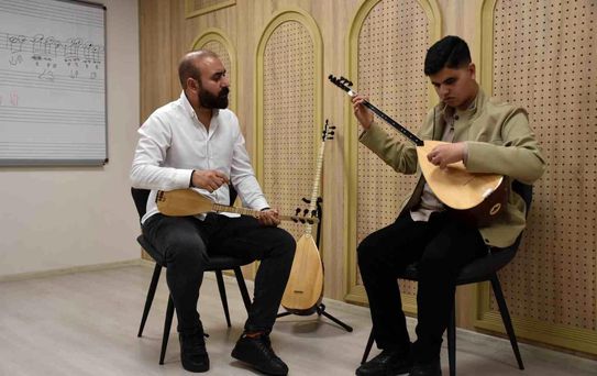 Görme engelli Umut, Aşık Veysel'in yolundan gidiyor