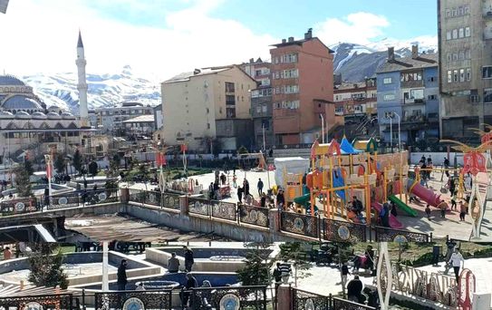 Hakkari'de Parklar Şenlendi