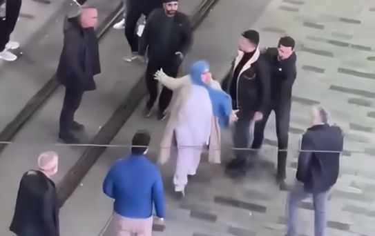 Taksim'de feci kavga! Teyze de dahil olunca ortalık iyice karıştı