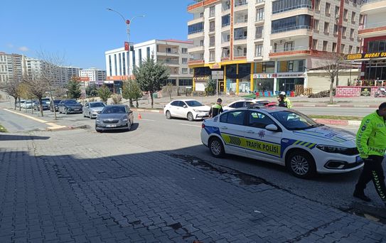 Siirt'te Kaldırım Çöktü, Trafik Kapandı