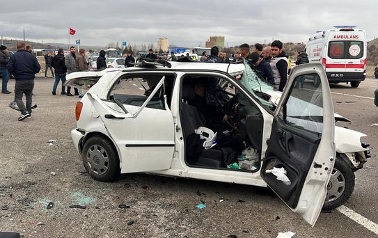 Trafik kazası bir aileyi yok etti, yürek yakan kazada anne de yaşam savaşını kaybetti