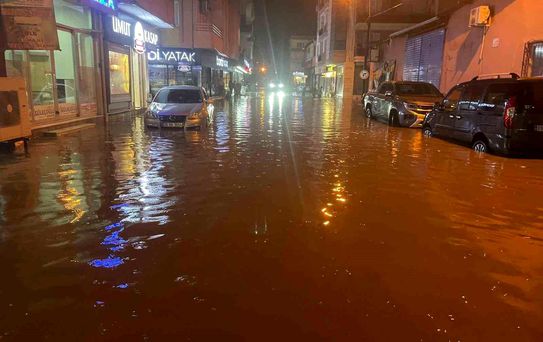 Çine'de sağanak etkili oldu, yollar göle döndü