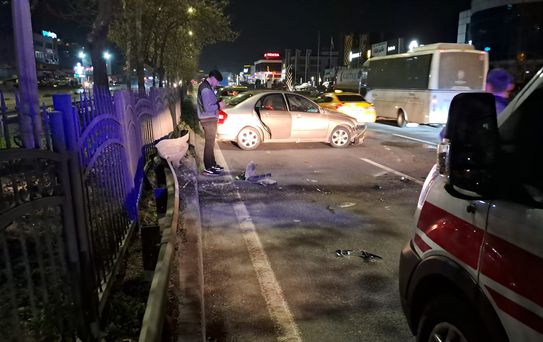 Samsun'da Araç Bariyerlere Çarptı: İki Yaralı