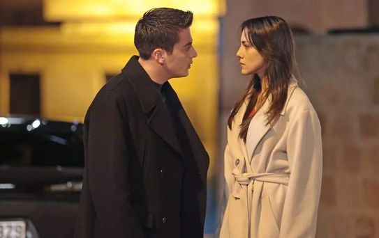 Set aşkı büyüyor! Dilin Döğer ve Atakan Özkaya’dan romantik poz