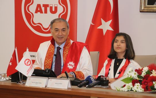 Adana ATÜ Rektörü Prof. Dr. Sözen ve senato üyeleri koltuklarını çocuklara bıraktı