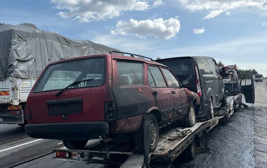 Adana'da Yangın: Çekici ve Yükteki Araçlar Zarar Gördü