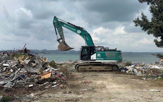 Adana'da Kaçak Yapıların Yıkımı Devam Ediyor