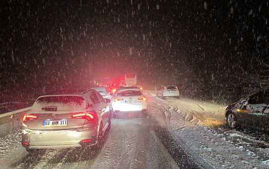 Afyonkarahisar'da kar esareti! Yollar kapandı, bakanlık uyardı