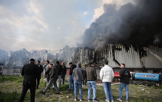 Yenimahalle'de Mobilya Deposu Yangını Kontrol Altına Alındı
