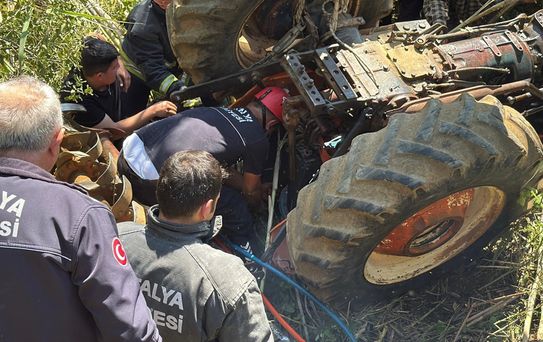 Traktör Devrildi, Emekli Polis Hayatını Kaybetti