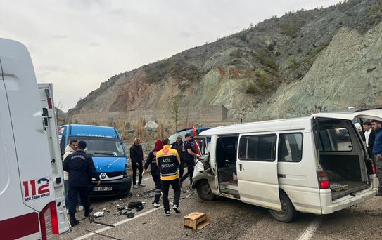 Ardanuç'ta Trafik Kazası: 3 Yaralı
