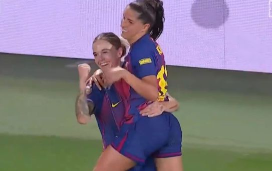 Barcelona kadın futbol takımı oyuncusu kornerden gol attı