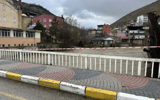 Çatak'ta Sağanak Yağış Dereleri Taşırıyor