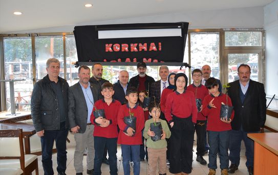 Çaykara'da öğrencilere meyve fidanı dağıtıldı