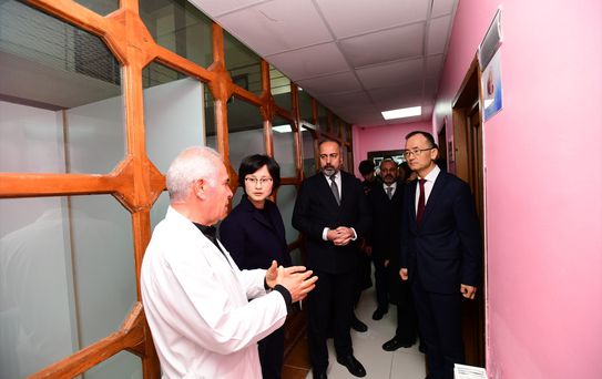 Çin Büyükelçisi Van'da Ziyaretlerde Bulundu