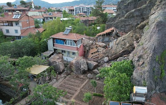 Osmancık'ta Kaya Parçaları Evleri Vurdu