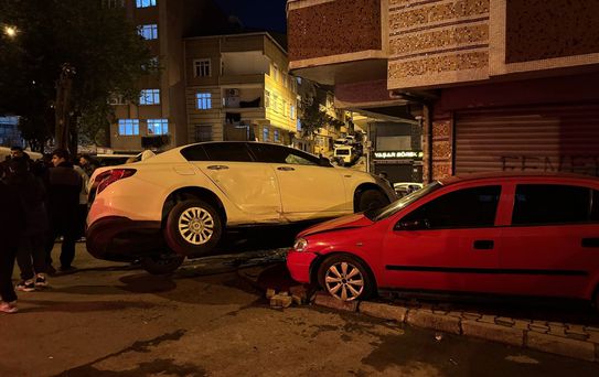 Esenler'de Taksi Kaza Yaptı