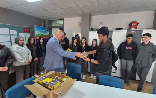 Eski milli güreşçi Mahmut Demir başarılı öğrencileri ödüllendirdi