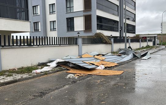 Eskişehir'de Kuvvetli Rüzgar Çatıyı Uçurdu