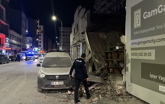 Eskişehir'de Metruk İş Yeri Kendiliğinden Yıkıldı